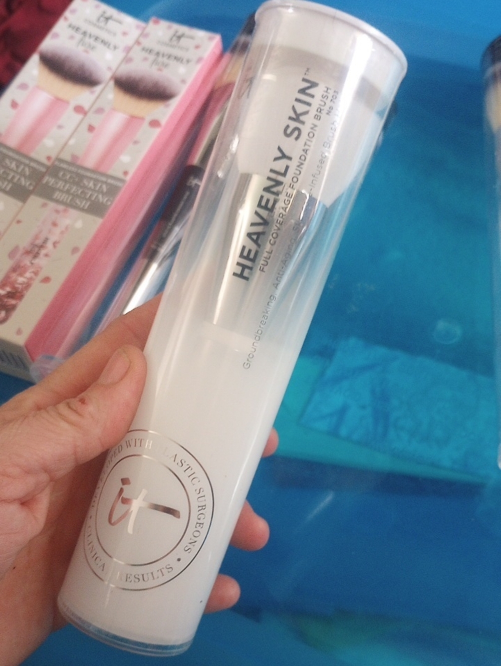it cosmetics Heavenly Skin Foundation Brush in White #703